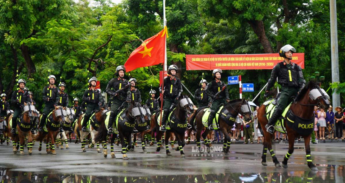 The army, the army, and the army are traveling and cleverly promoting the center of Hai Phong City. Photo: Mai Dung