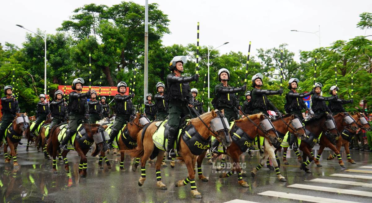 Dan ki binh tinh nhue cung chien ma tien ve quang truong Nha hat thanh pho. Ảnh: Mai Dung