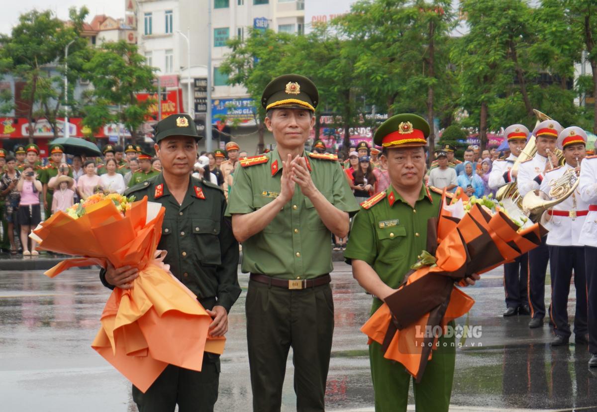 Lanh dao Cong an TP Hai Phong tang hoa cho 2 doi quan nhac, ki binh. Ảnh: Mai Dung