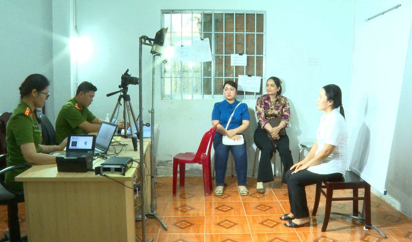 Can Tho City Police support procedures for issuing and exchanging Party members' cards for more than 141,000 Party members in the area