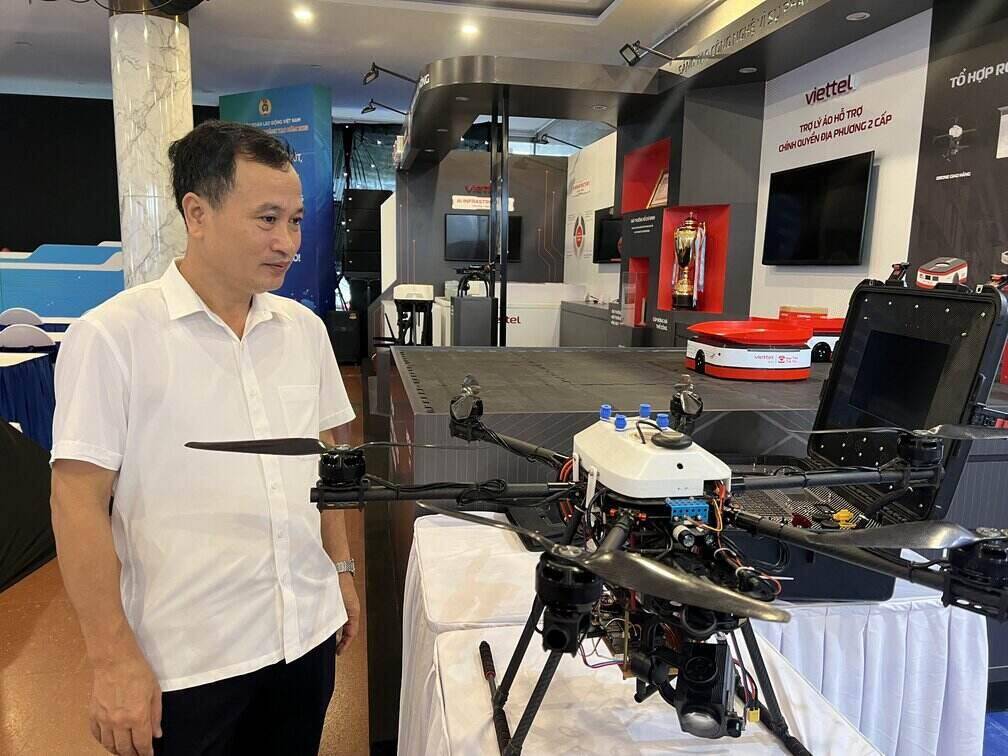 하띤 기술 전문대학 부총장 Nguyen Dinh Dai씨가 2025 창조 노동 축제에서 친구 단위의 전시 구역을 방문하고 있습니다. 사진: Kieu Vu