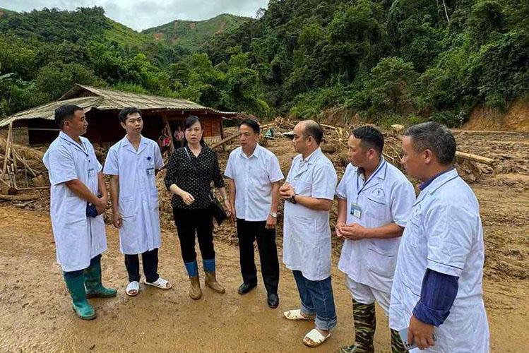 Minister of Health Dao Hong Lan and leaders of the Dien Bien Department of Health visited, encouraged, and presented gifts to medical staff on duty in areas affected by floods and natural disasters. Photo: Dien Bien Department of Health