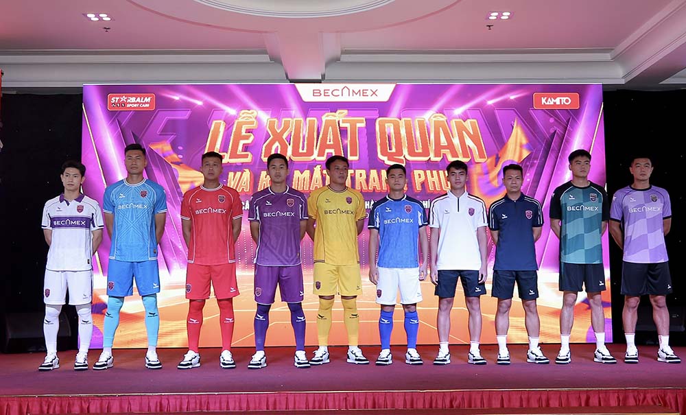 Cau lac bo ra mat ao thi dau, ao tap va di chuyen trong mua giai moi. Anh: CLB Binh Duong