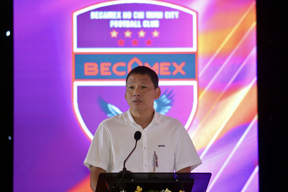 Huan luyen vien Nguyen Anh Duc phat bieu. Anh: CLB Binh Duong