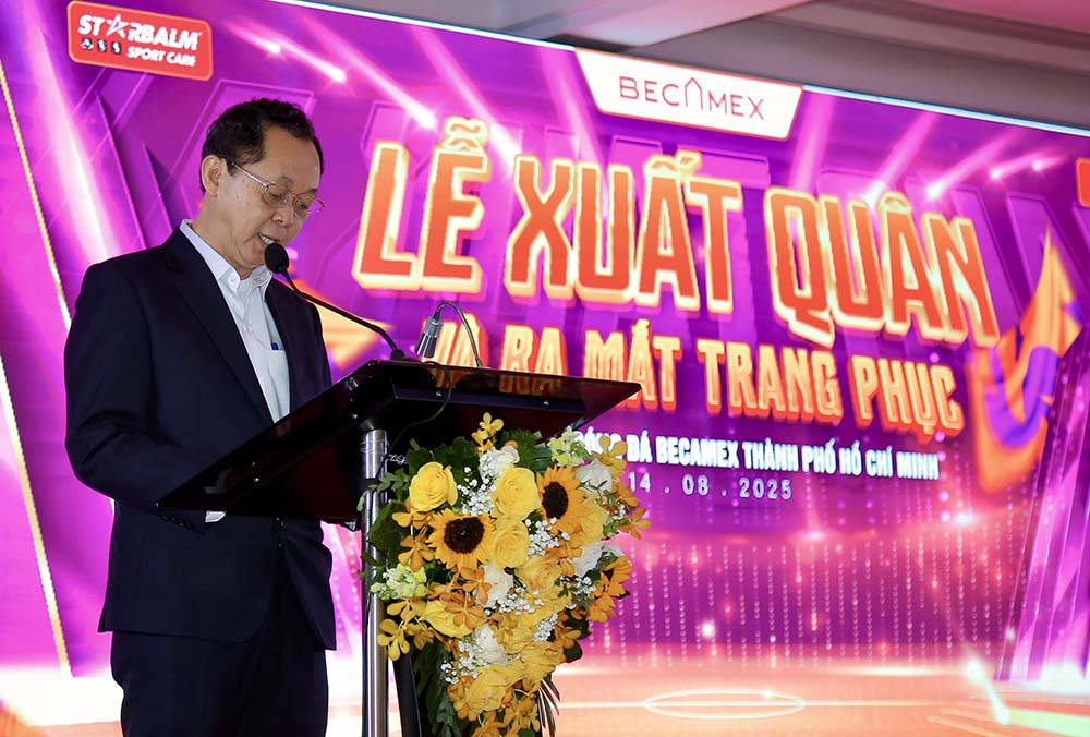Chu tich cau lac bo Ho Hong Thach phat bieu tai le xuat quan. Anh: CLB Binh Duong