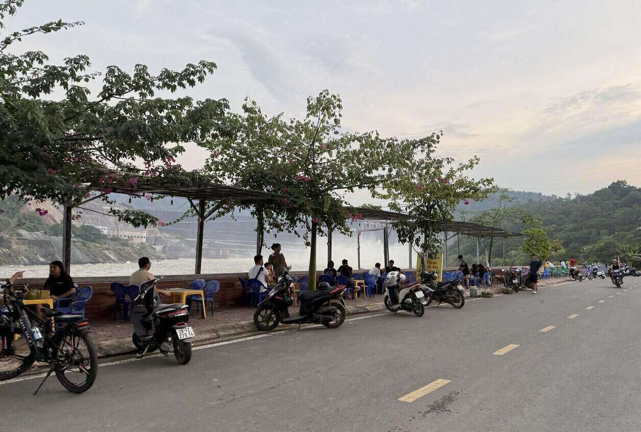 Ve chieu, khu vuc bo trai song Da - doan chan dap Thuy dien Hoa Binh, tap trung nhieu nguoi dan toi ngam canh. Anh: Hai Dang