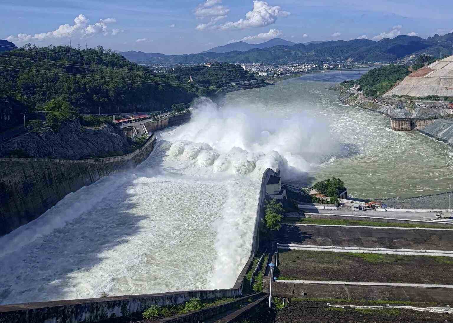 Thuy dien Hoa Binh dang xa lu, thu hut nguoi dan va du khach den chung kien khung canh ky vi. Anh: Hai Dang