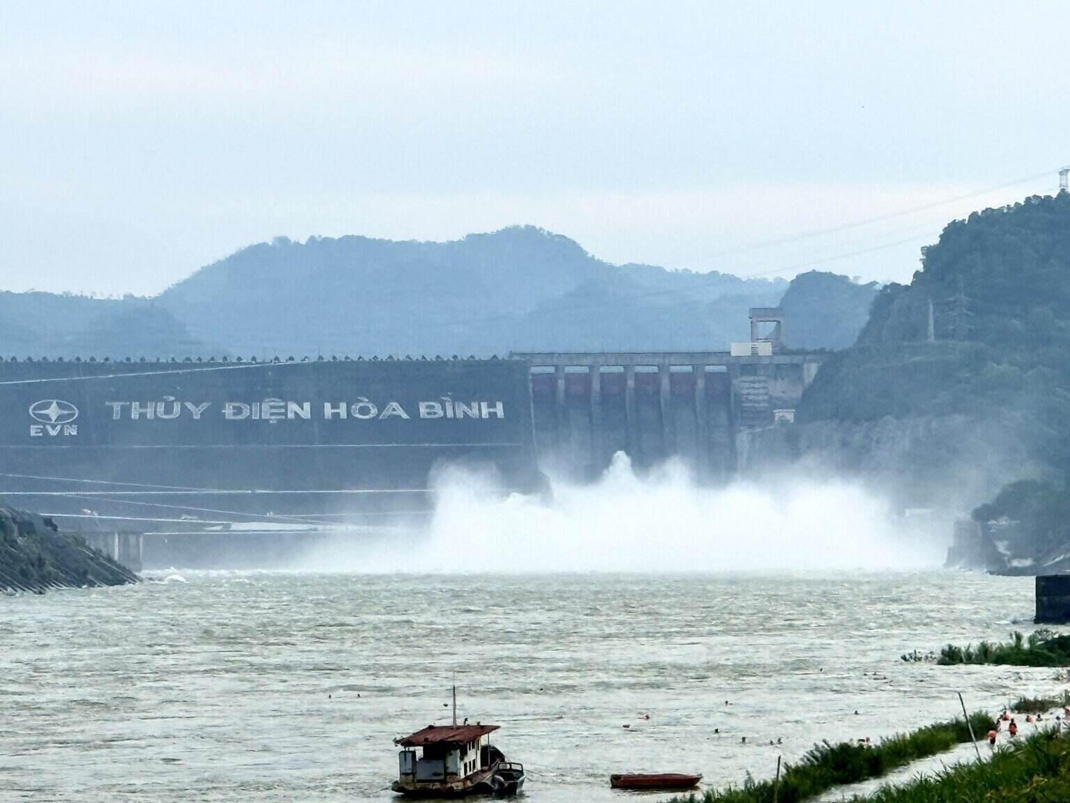 Hoa Binh Hydropower Plant is opening 2 bottom spillways. Photo: Hai Dang