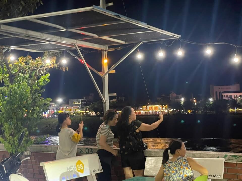 Nguoi dan chup anh check - in cung canh song ve dem. Anh: Anh Tam