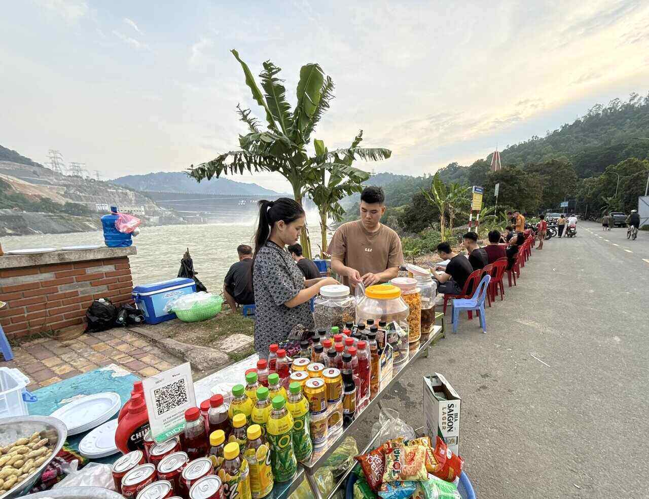 Mot quan nuoc gan chan dap thuy dien dong khach khi ve chieu. Anh: Hai Dang