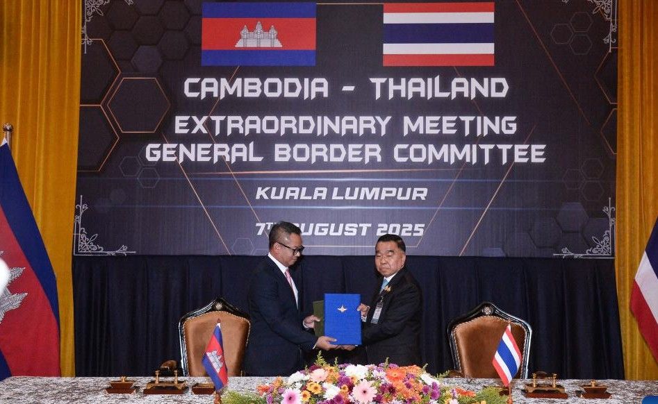 Cambodian Deputy Prime Minister and Minister of Defense tea seiha (left) and Thai Deputy Defense Minister Nattaphon Narkphanit at the ceasefire signing ceremony in Kuala Lumpur, Malaysia, on August 7, 2025. Photo: Xinhua