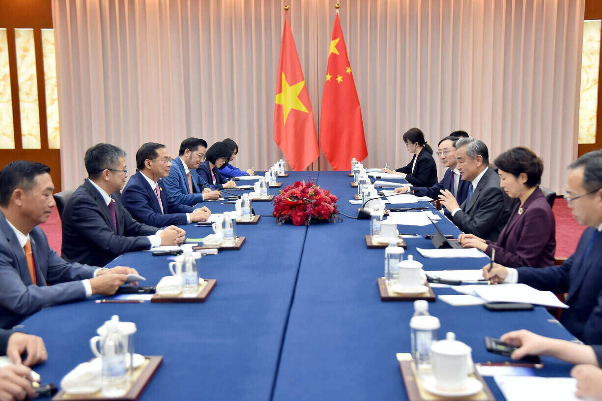 At the talks with Politburo member and Chinese Foreign Minister Wang Yi, Deputy Prime Minister and Minister of Foreign Affairs Bui Thanh Son, the two sides proposed giving top priority to railway cooperation. Photo: Ministry of Foreign Affairs