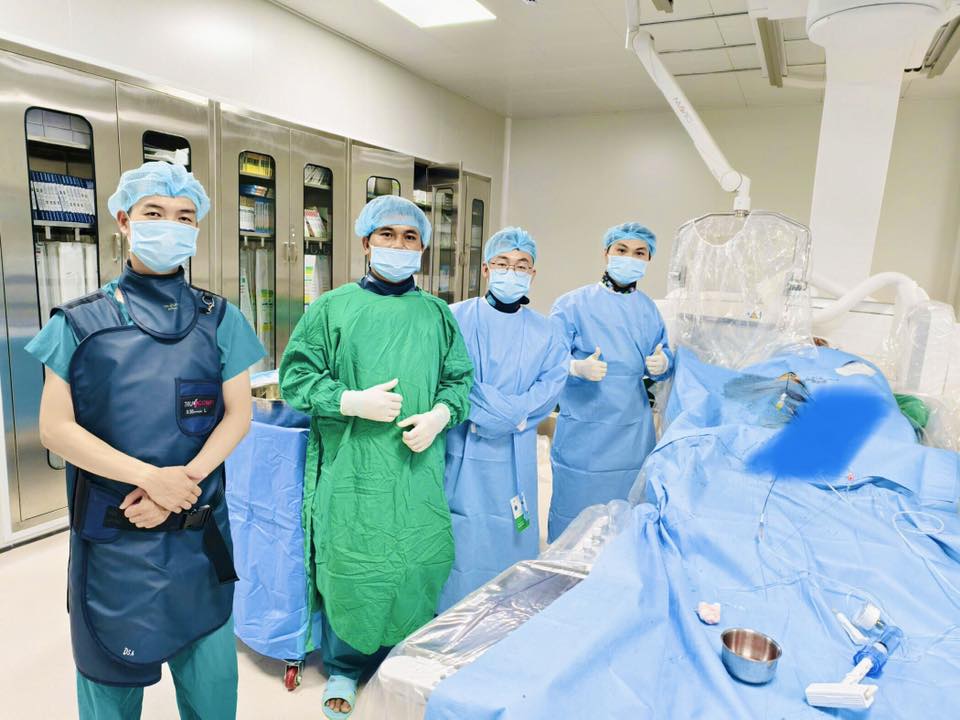 医師は、脳卒中のある75歳の老人を即座に救いました。写真：ティエン・ハン総合病院