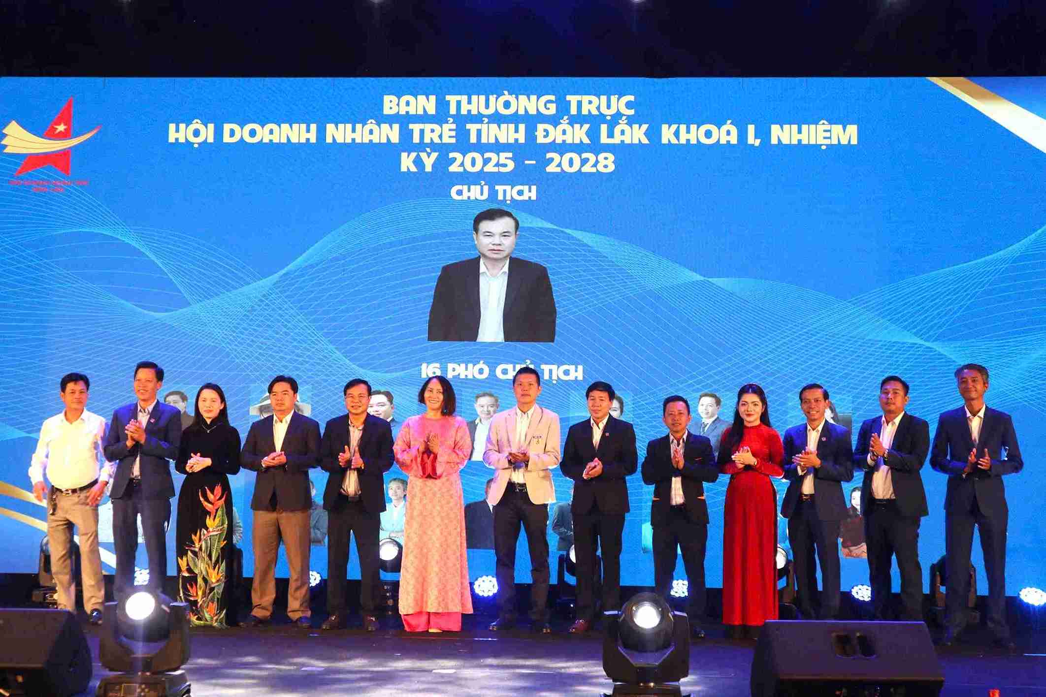 닥락 및 푸옌 청년 기업가 협회가 공식적으로 합병되었습니다. 사진: 바오쭝