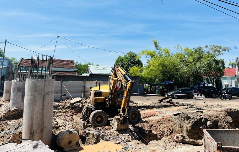 The biggest problem of the project is the railway overpass section in Thang Binh commune, Da Nang. Photo: Van Toan