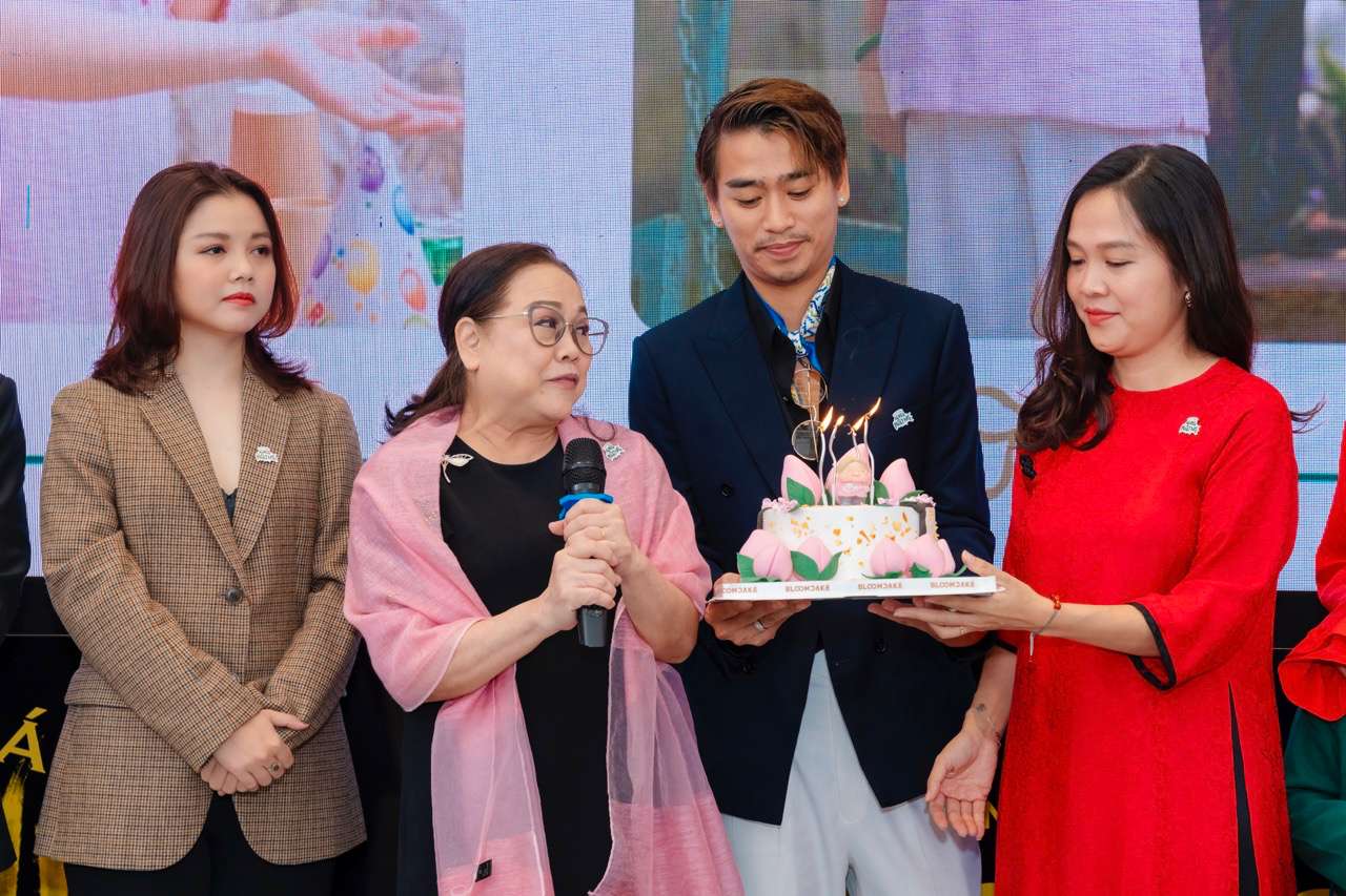 예술가 Ai Nhu (분홍색 옷). 사진: Galaxy.