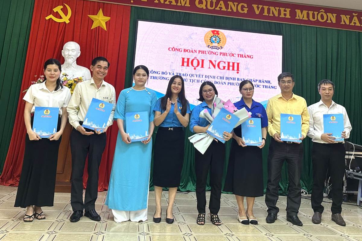 결정 수여 및 호치민시 Phuoc Thang 구역 노동조합 집행위원회 출범식. 사진: 노동총연맹 5조