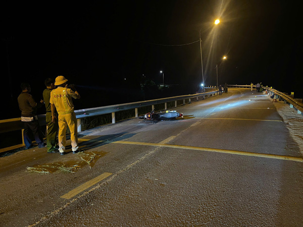 Scene of the incident where two brothers on a motorbike fell, 1 person died, 1 person injured Photo: Vu Chi