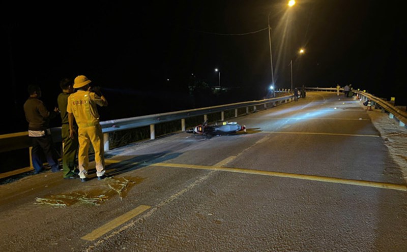 Scene of the incident where two brothers on a motorbike fell, 1 person died, 1 person injured Photo: Vu Chi