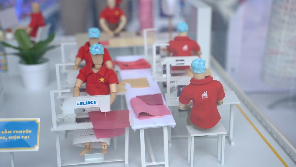 Mot so san pham sang tao cua nguoi lao dong tai Trien lam “Hanh trinh sang tao – Khat vong vuon minh” sang 15.8. Anh: Den Phu