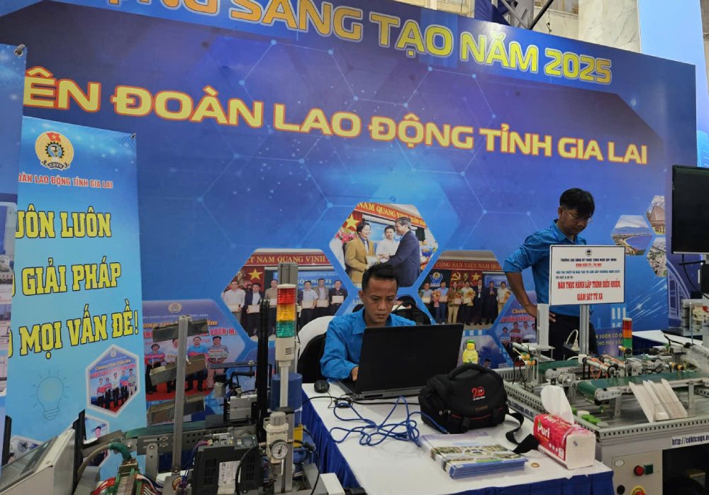 노동자들이 8월 15일 아침 '창의 여정 - 도약의 열망' 전시회에서 부스를 열정적으로 준비하고 있습니다. 사진: Quynh Chi