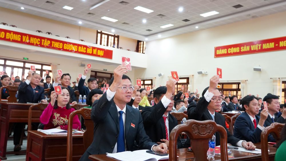 Cac dai bieu bieu quyet thong qua Nghi quyet Dai hoi Dang bo UBND TP Can Tho nhiem ky 2025 - 2030. Anh: Phuong Anh