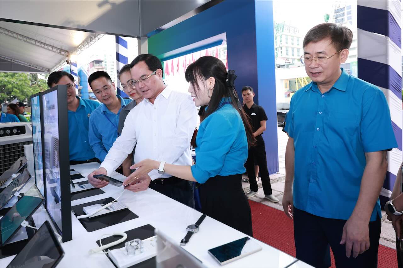 Chu tich Nguyen Dinh Khang tham khu trung bay cua Cong ty TNHH Samsung Electronic Viet Nam. Anh: Hai Nguyen
