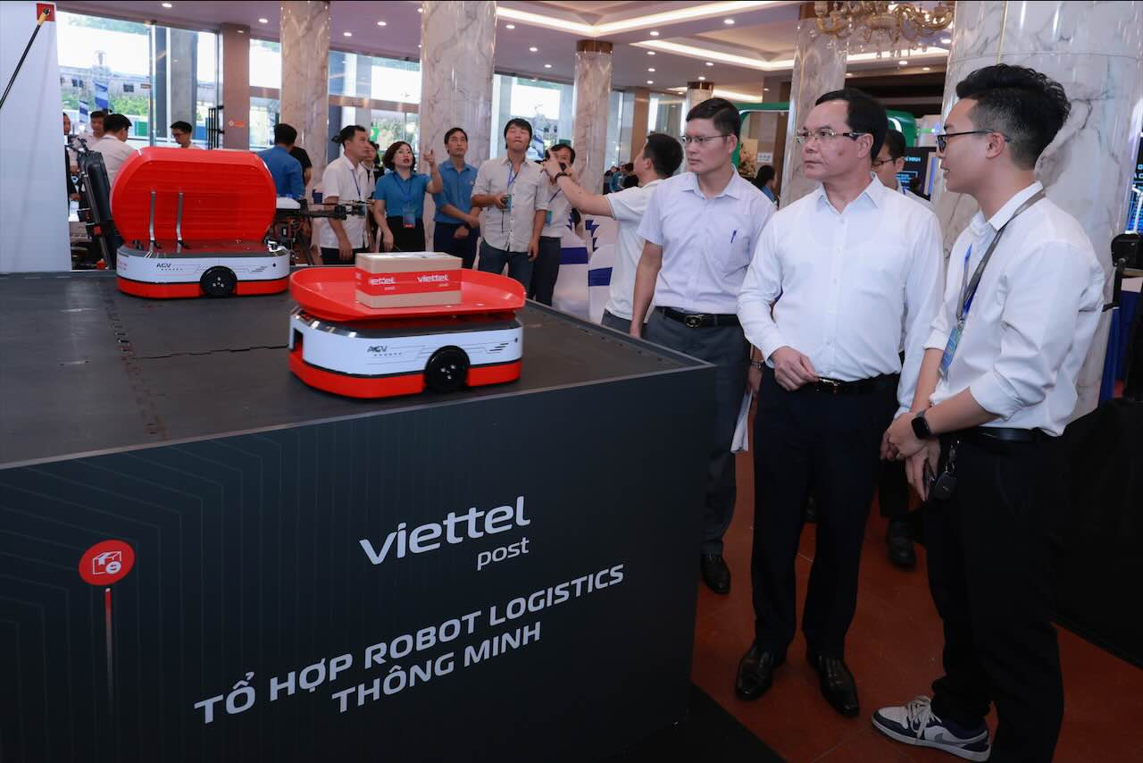 응우옌 딘 캉 베트남 노동총연맹 위원장이 창조 노동 축제 전시 구역을 시찰하고 있습니다. 사진: 하이 응우옌