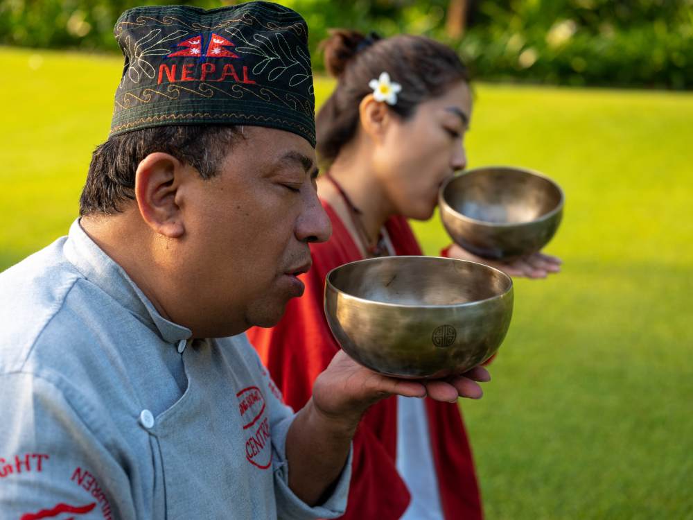 Trong qua trinh su dung nhung chiec bat dong nay cu dan Himalaya phat hien no co the tao ra nhung am thanh ngan rung rat dep. Ho bat dau thu che tac nhung chiec bat nhung khong phai voi cong nang dung thuc an nua ma la de nghe am thanh tu hang ngan nam truoc.