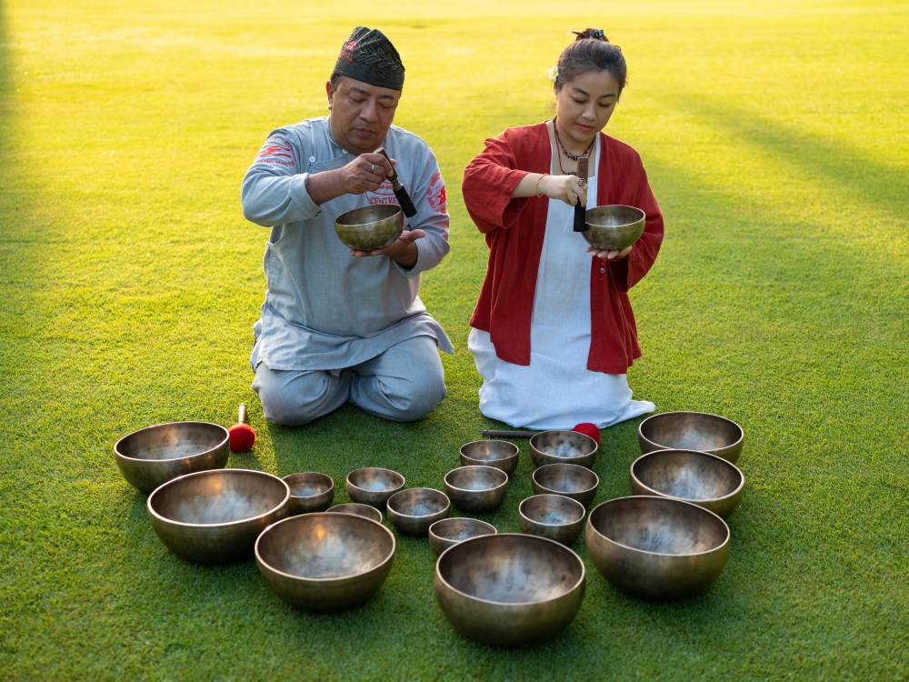 Ban dau, day von la nhung chiec bat (to) de dung do an. Nguoi Himalaya co truyen thong dung do an trong nhung chiec bat, dia lam bang vat lieu dong. Ho tin rang do an dung trong bat dong can bang nang luong va khi an cung tot cho suc khoe.