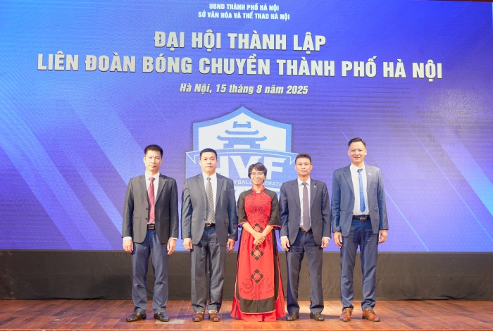 Tan Chu tich Lien doan bong chuyen Ha Noi - Tran Thuy Chi va cac thanh vien Ban Chap hanh khoa I. Anh: BCVN