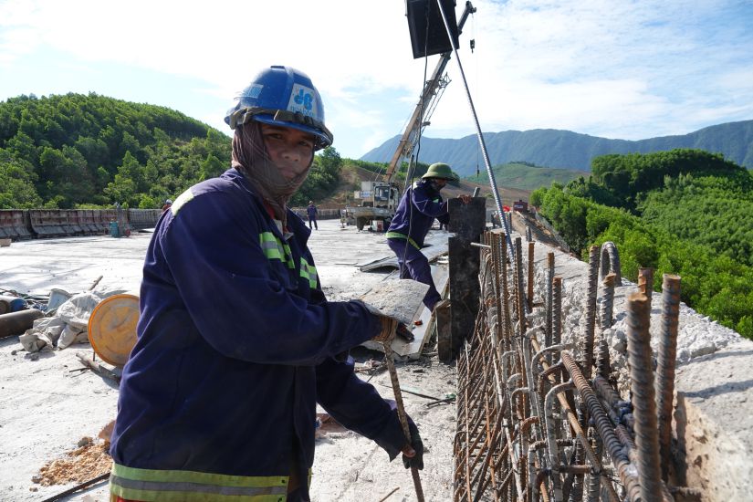 Due to the hot weather, workers at Hoa Binh 479 Joint Stock Company were working very hard. Photo: Tran Tuan