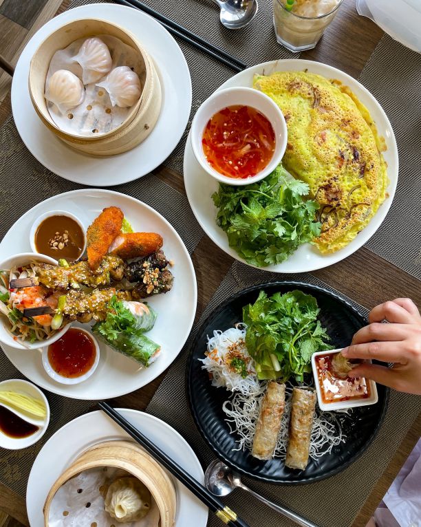 Nha hang khong chi ban pho ma con phuc vu nhieu dac san Viet Nam tru danh nhu banh mi, banh xeo, goi cuon... Anh: Nhan vat cung cap