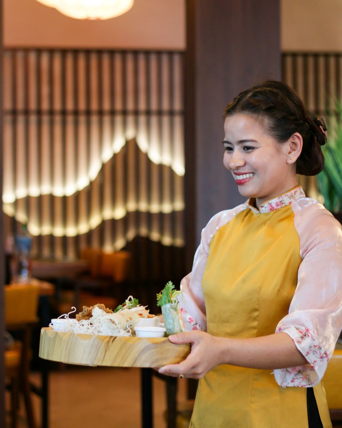 Ta ao dai Viet Nam noi dat khach. Anh: Nhan vat cung cap