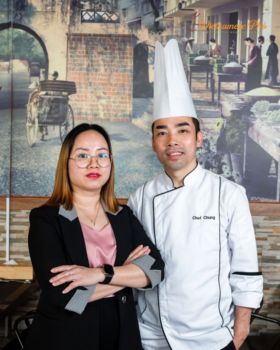 Chan dung anh Tran Thanh Chung va chi Pham Thi Luyen, chu nha hang Vietnamese Pho tai UAE. Anh: Nhan vat cung cap