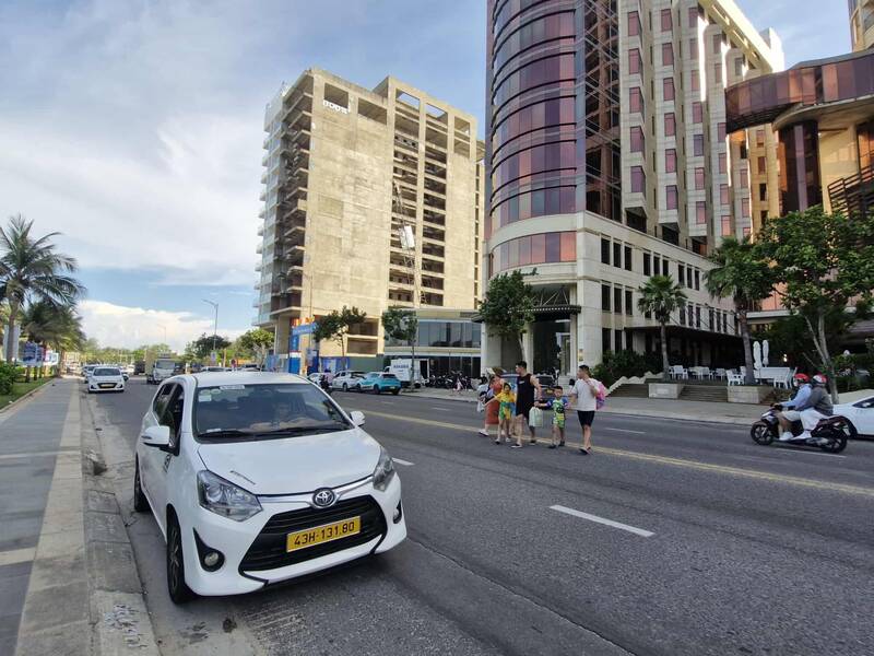 Người dân đi bộ qua đường Võ Nguyên Giáp (TP Đà Nẵng) xuống biển. Ảnh: Thu Giang