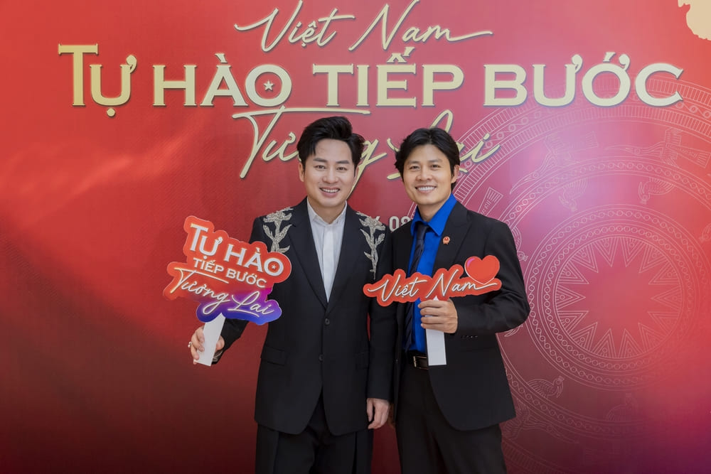 Divo Tung Duongは、ミュージシャンのNguyen Van Chungとコラボレーションして、9月2日の建国記念日の新MVをリリースしました。写真提供:Nhan vat cung cap