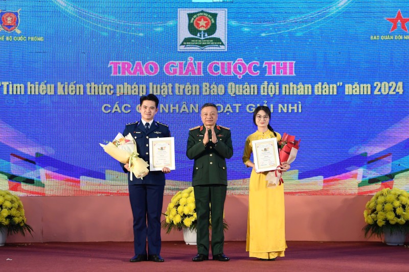Thuong uy Long la guong mat quen thuoc duoc tuyen duong o cac phong trao thi dua toan quan cua Vung Canh sat bien 2. Anh: Tuan Anh