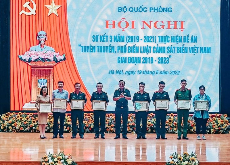 Thuong uy Tran Thanh Long (thu 3 tu phai sang) duoc Bo Quoc phong tuyen duong. Anh: Tuan Anh