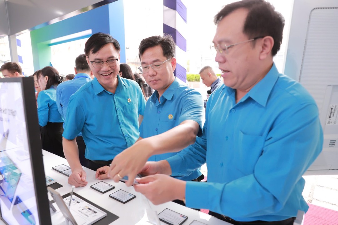 Lanh dao, can bo cong doan tinh Bac Ninh trai nghiem san pham cong nghe tai gian hang. Anh: Huu Chanh 