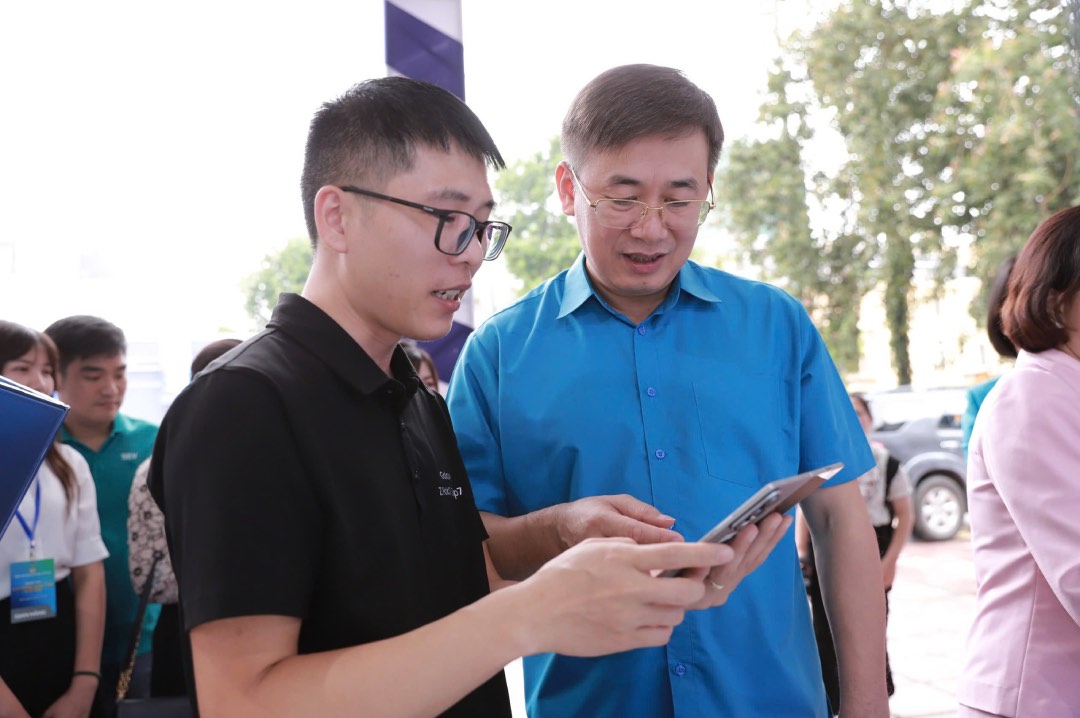 Ong Thach Van Chung - Chu tich Lien doan Lao dong tinh Bac Ninh (ben phai) trai nghiem san pham cong nghe cua Samsung. Anh: Huu Chanh 