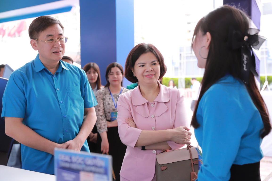 Nguyen Huong Giang 박닌성 당위원회 부서기장과 Thach Van Chung 박닌성 노동연맹 위원장이 삼성 기술 제품 부스를 방문하고 있습니다. 사진: Huu Chanh