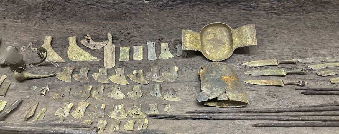 Dong Son artifacts in the ship's grave of Viet Khe. Photo: Kien Hai