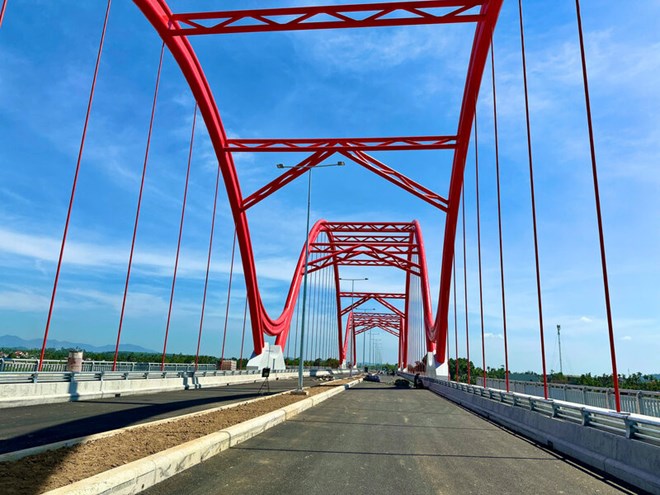 Phuoc Loc Bridge, Quang Ngai Province crosses the Tra Khuc River connecting Nghia Giang Commune and Son Tinh Commune. Photo: Vien Nguyen