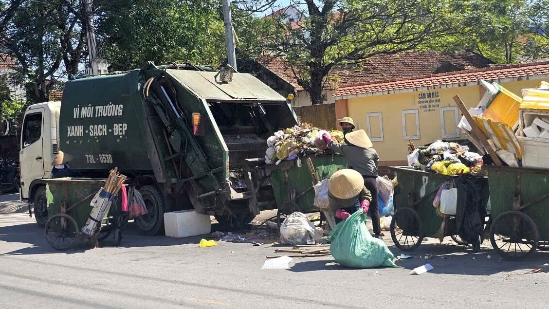 Des employes de l'environnement collectent des dechets dans la province de Quang Tri. Photo : Cong Sang