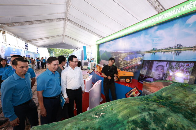 응우옌 딘 캉 베트남 노동총연맹 위원장이 에너지 절약형 녹색-청정-안전 광산 개발 이니셔티브 정신을 보여주는 TKV 광산 노동조합 전시장을 방문하고 있습니다. 사진: 하이 응우옌