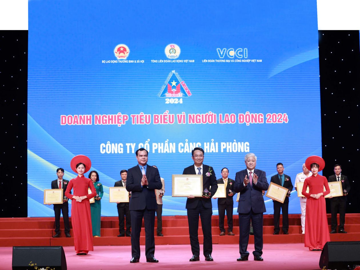 Member of the Politburo, Secretary of the Party Central Committee, Secretary of the Party Committee of the Vietnam Fatherland Front, Central organizations, Chairman of the Central Committee of the Vietnam Fatherland Front Do Van Chien and member of the Party Central Committee, Vice Chairman of the Central Committee of the Vietnam Fatherland Front, President of the Vietnam General Confederation of Labor Nguyen Dinh Khang at the "Outstanding Enterprise for Workers" honoring ceremony in 2024. Photo: Hai Nguyen