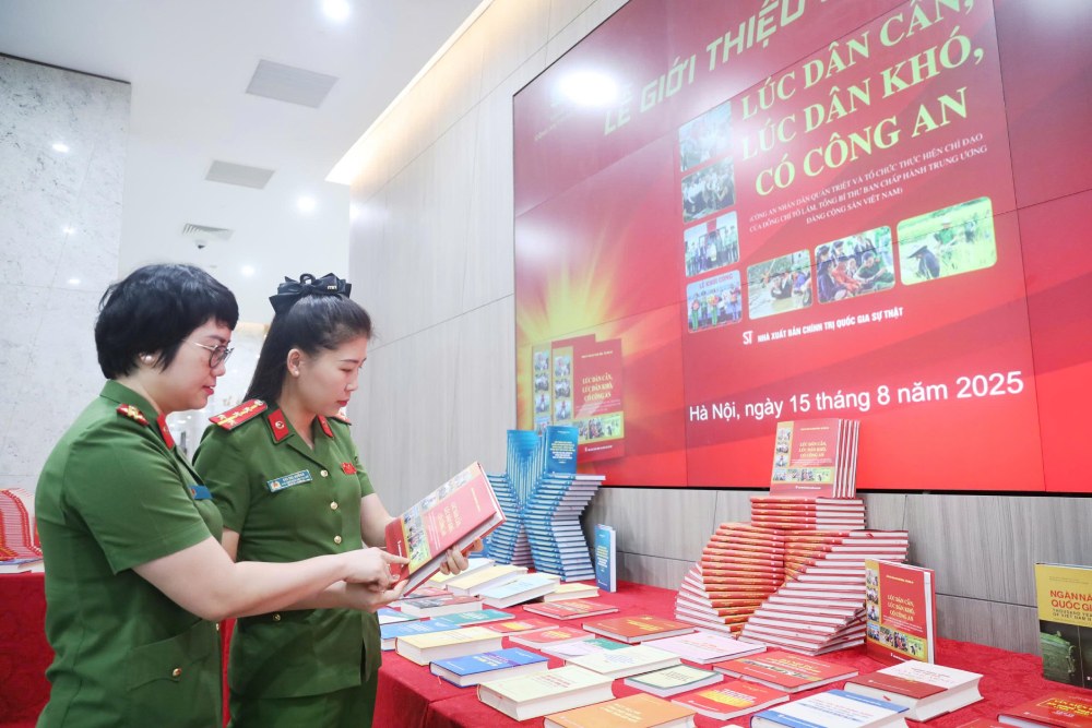 The book "When the people need it, when the people are in trouble, there is a police" was introduced on the morning of August 15. Photo: Tran Vuong