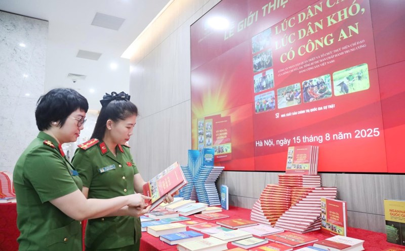 The book "When the people need it, when the people are in trouble, there is a police" was introduced on the morning of August 15. Photo: Tran Vuong