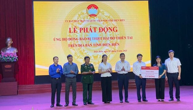 Agribank donated 2 billion VND to the Vietnam Fatherland Front Committee of Dien Bien province to support people affected by natural disasters in the province. Photo: Agribank